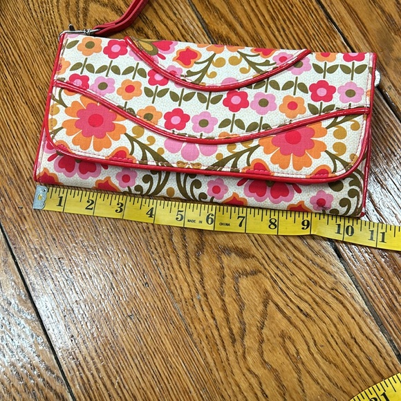 Vera Bradley trifold wallet in Folkloric pattern.  Excellent condition. Re, pink - Picture 9 of 15